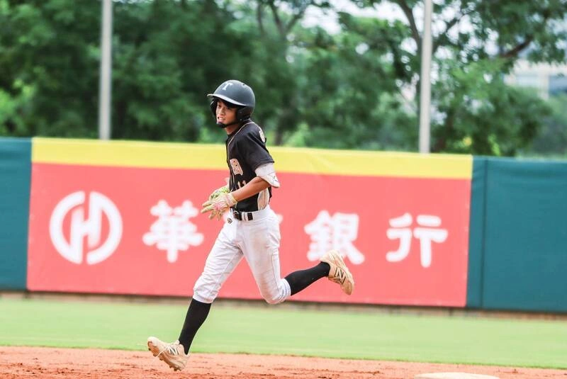 華南少棒賽蕭柏恩首打席開轟帶氣勢　助桃園搶勝