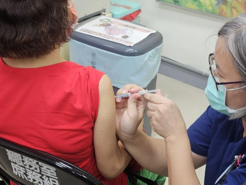 長輩打流感疫苗抗體差　醫界盼擴大加強型疫苗對象