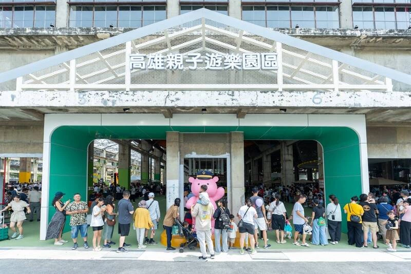 高雄親子遊樂園區湧人潮 輕軌站進出較平日激增20倍