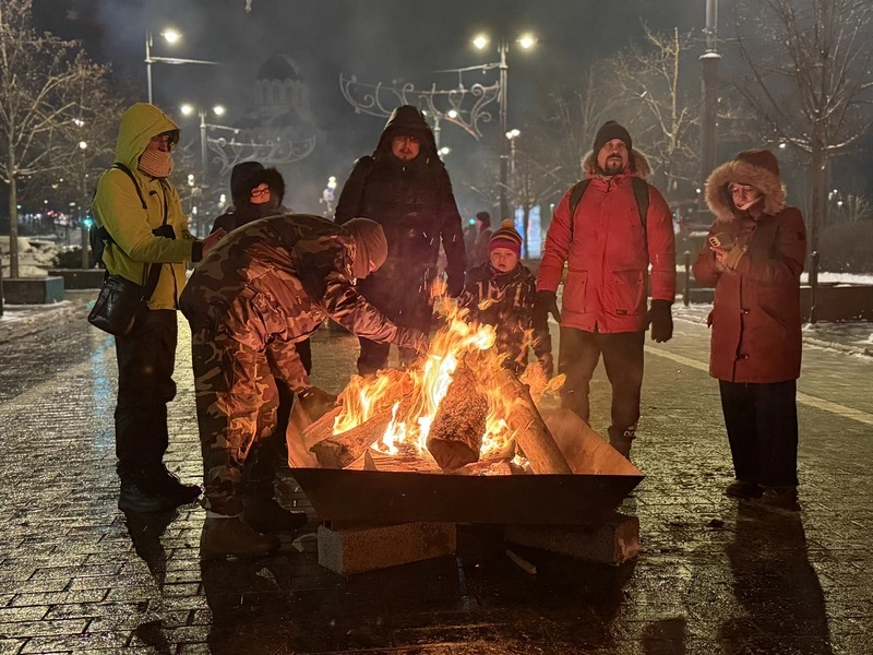 立陶宛自由捍衛者日追思殉難者 民眾與篝火