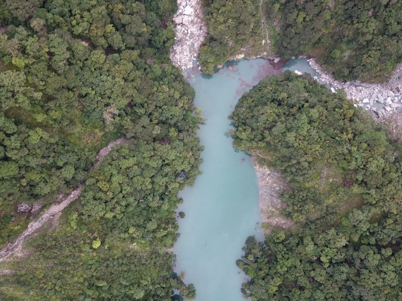萬里溪堰塞湖水位計投放湖面完成  助警戒與應變