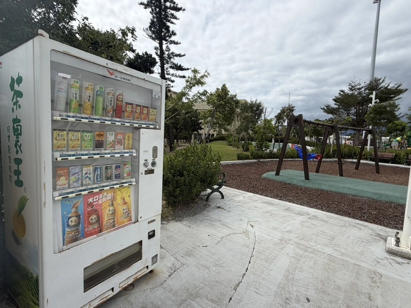 兒童公園販賣機賣過期飲料　台東縣府要求廠商下架