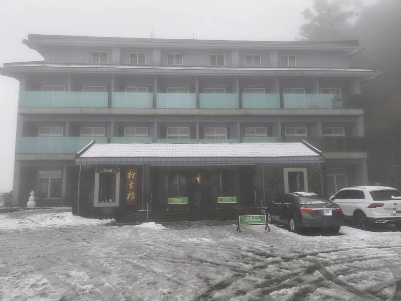 合歡山降冰霰化身銀白雪國