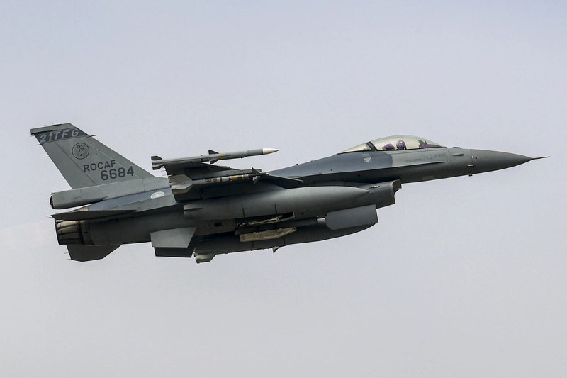 F-16戰機潛力裝掛　飛官陳怡慈成全場媒體焦點