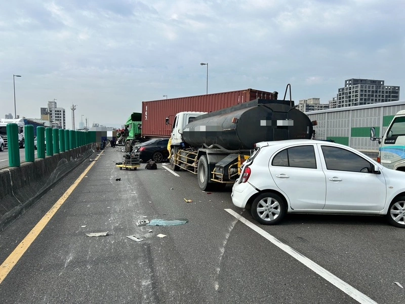 國道10號7車追撞事故
