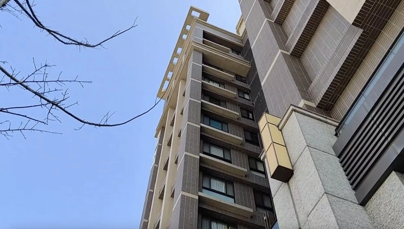 頭份市大樓磁磚脫落　1名婦女遭砸中送醫