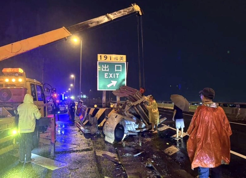 國3和美段轎車自撞　駕駛不明原因墜落高架橋亡