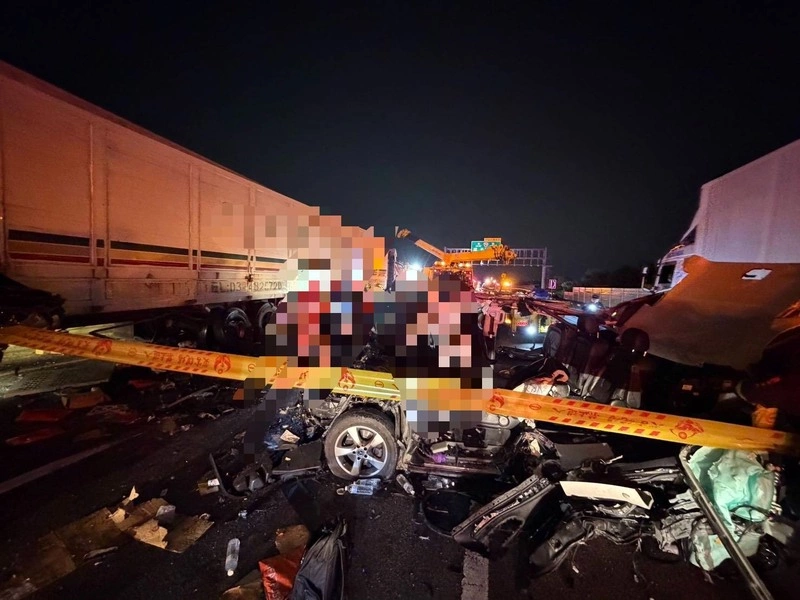 國道1號台中路段發生連環車禍