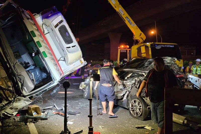 國1桃園段4車連環撞　大貨車疑分心撞擊釀10人傷