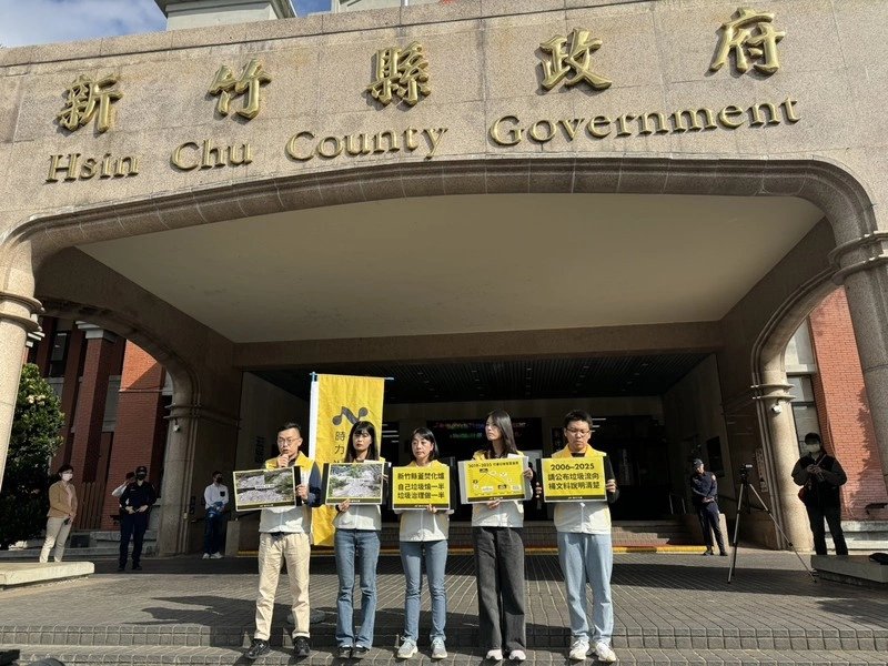 竹東掩埋場遭質疑仍有裸露垃圾　王婉諭率員抗議