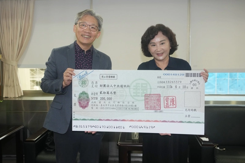 拓展年輕學子國際觀　台北市會計師公會贈閱全球中央