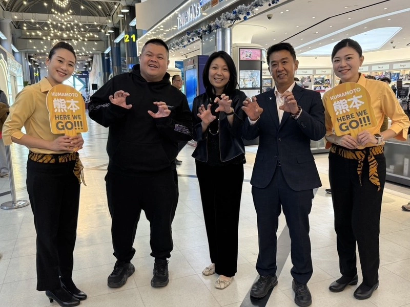 許智傑搭乘首航到熊本