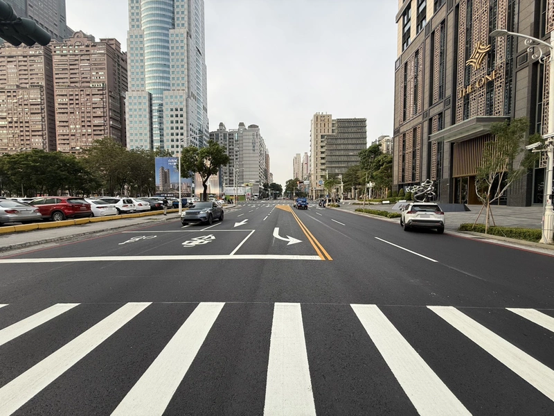 高雄市中華五路、成功二路翻新及增設左轉道