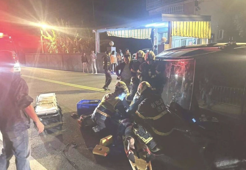 賓士車酒駕失控撞民宅圍牆