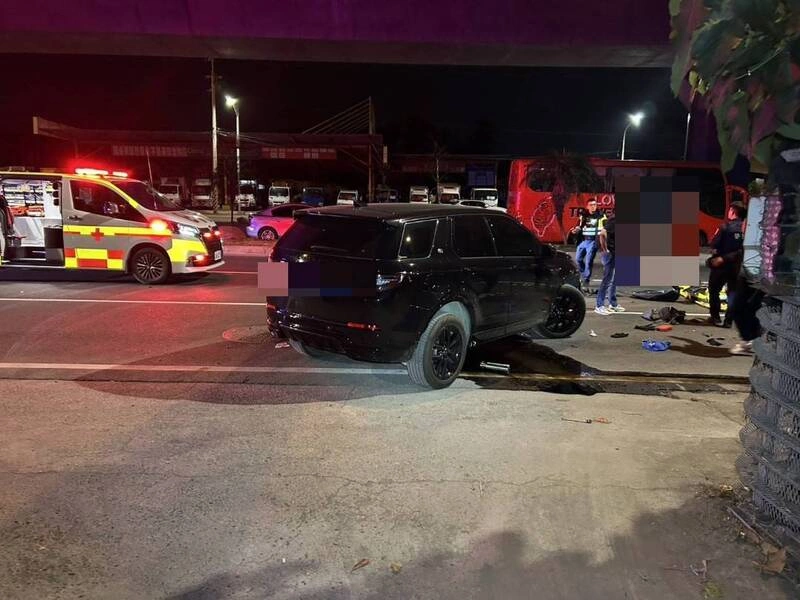 高雄凌晨自小客疑路邊起步撞機車　騎士送醫不治