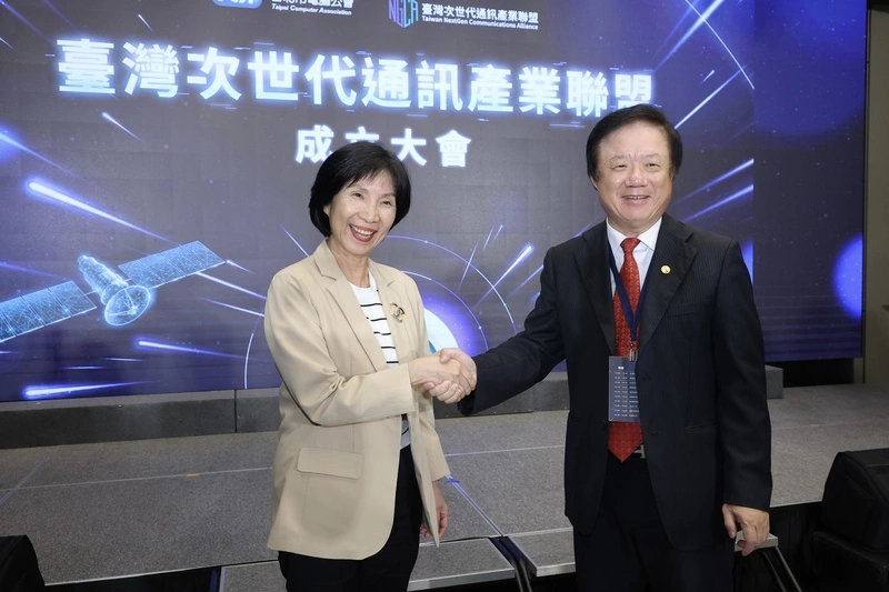 台灣次世代通訊產業聯盟成立　簡志誠、井琪合影