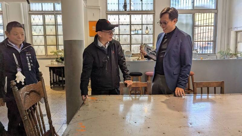 李遠走訪台中文化基地  重溫賓士美髮水「男人味」