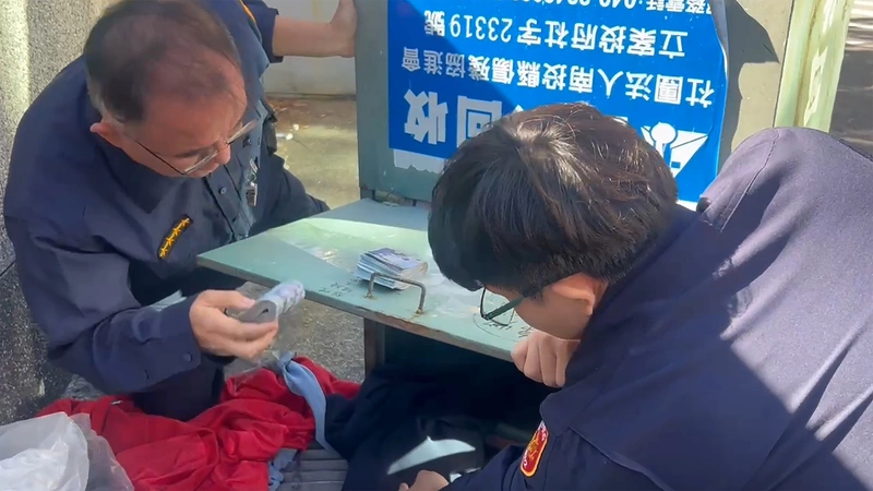 20萬元誤丟舊衣回收　南投警翻找助尋回