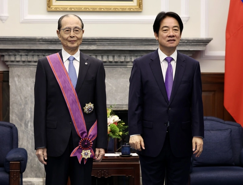 王貞治贈福岡軟銀鷹外套　總統：是不是要把我簽下來