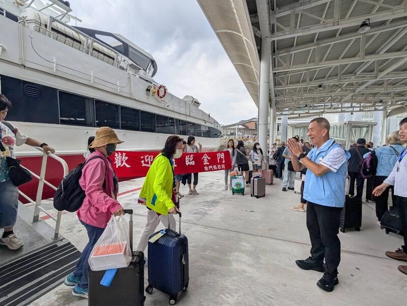 藍色公路客船載330名旅客抵金門　海上接駁拚觀光