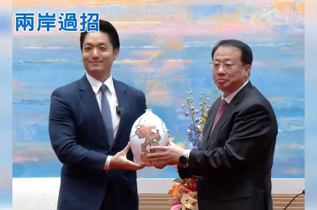 指中國軍演「蔣萬安最尷尬」...官員轟國民黨仍相信兩岸政策有用、反過來罵台灣：中共根本不甩你啊！