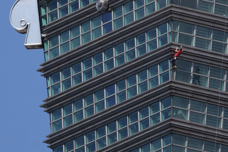 霍諾德以高度技巧徒手獨攀台北101（1）