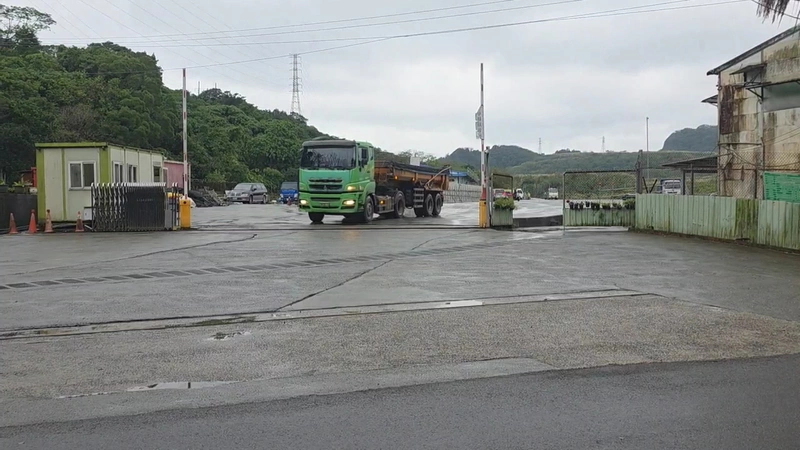 砂石車半夜偷跑進土資場？　基市：皆依規定行駛