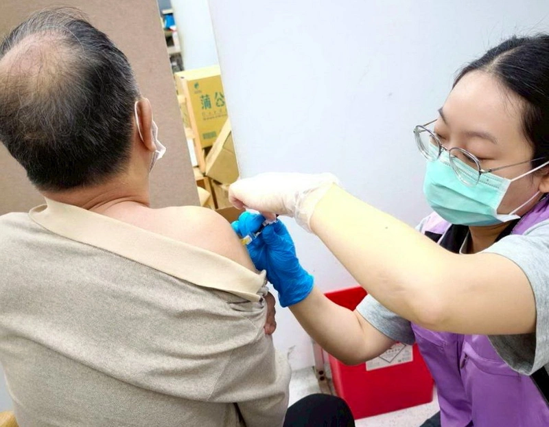 新北鼓勵長者接種疫苗  可抽高階手機與禮券