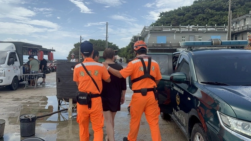 小琉球2遊客觸摸海龜遭逮　依違反野保法送辦