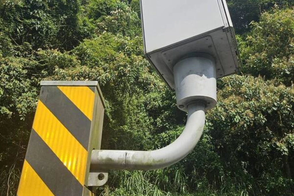 不滿違規屢遭舉發　竹縣男持砂輪機破壞測速桿送辦