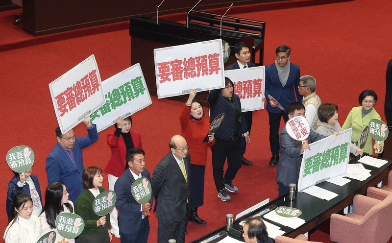 民進黨立委議場高舉「要審總預算」表達立場