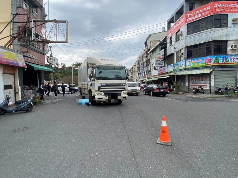 屏東大貨車疑因視線死角　轉彎不慎輾斃騎士