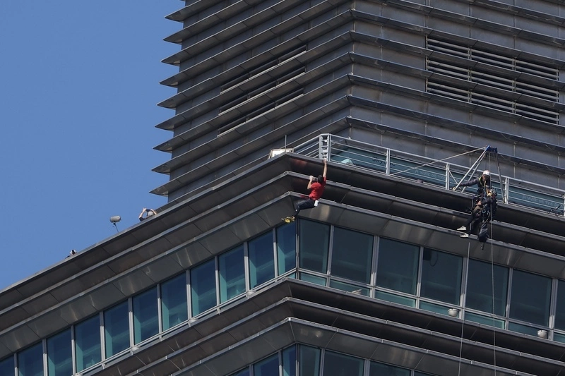 霍諾德以高度技巧徒手獨攀台北101（2）