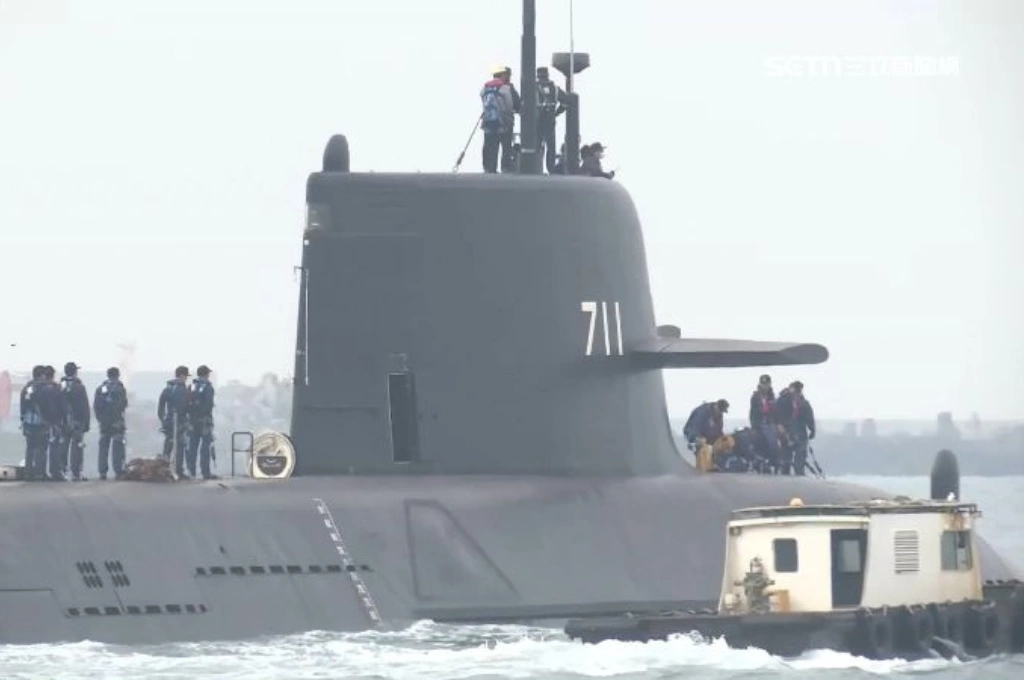 海鯤號六部主機壞兩部？知情人士稱海軍為「政治性海測」硬來！台船澄清：主機均已裝艦啟動運轉