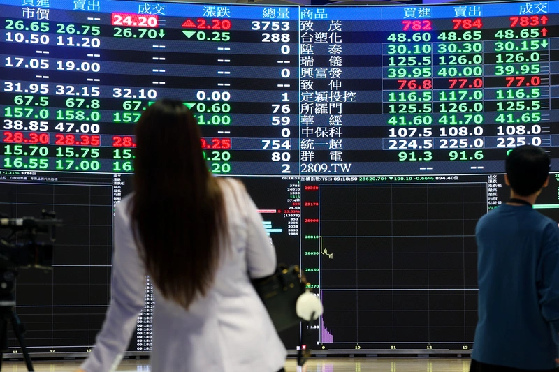 台股開低震盪跌勢收斂