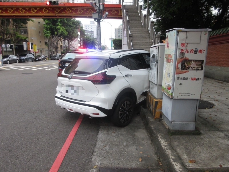 男子台中毒駕失控撞天橋　3大學生晨跑遭波及