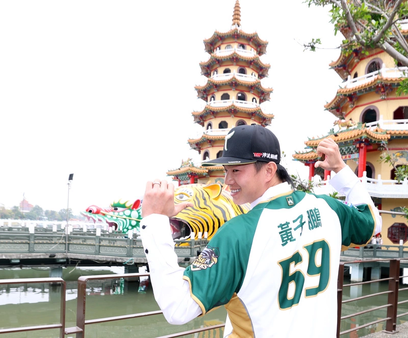 黃子鵬加盟　台鋼雄鷹到龍虎塔辦記者會