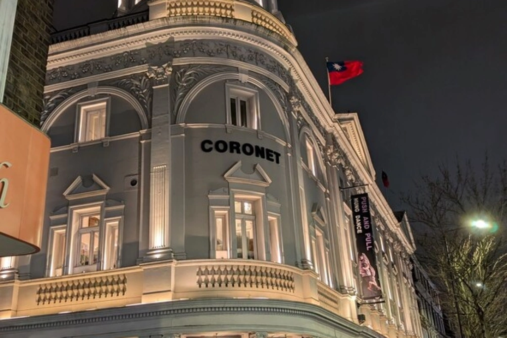 翃舞舞團「推拉」倫敦邀演  王冠劇院外升國旗