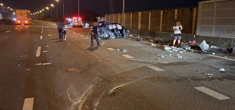 國1新營段南向自小客自撞護欄再遭聯結車撞擊　3傷送醫