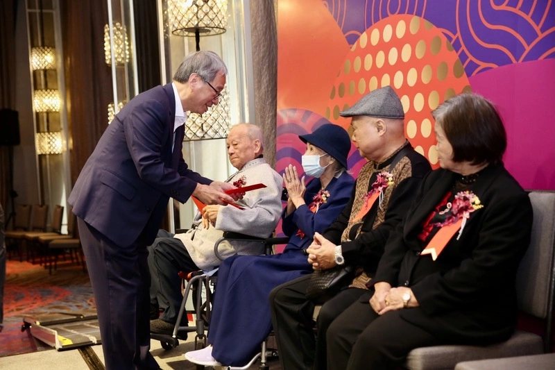 傳藝中心歲末敘暖活動　李遠頒送關懷禮金