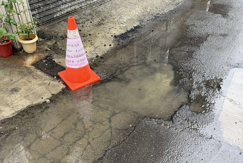 新莊路面漏水9天未修復