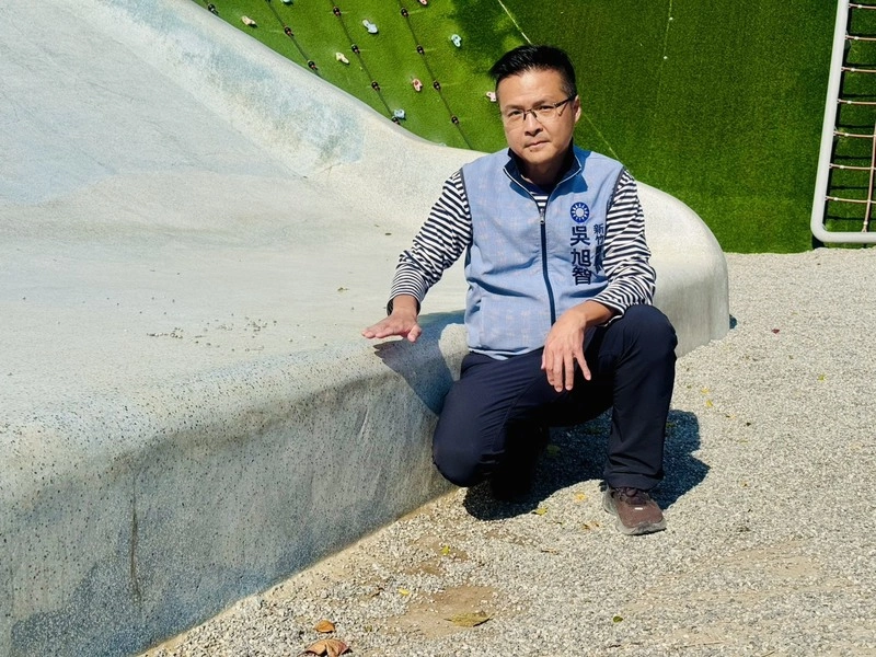 AI公園溜滑梯地墊裸露