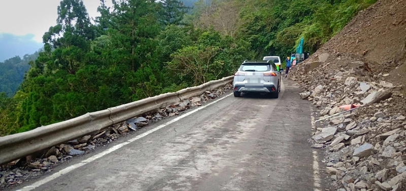 太平山聯外道路邊坡崩塌　單線搶通