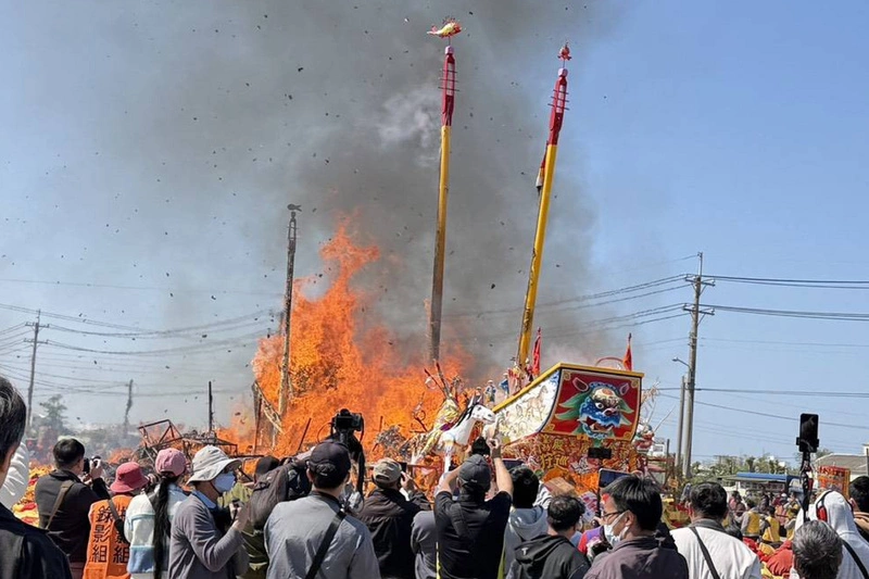 台南市定民俗蕭壠香壓軸送王　燒王船場面盛大