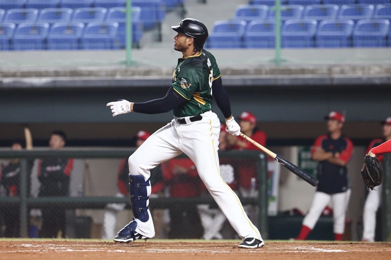 魔鷹超前2分砲　中職官辦熱身賽助雄鷹擊敗龍