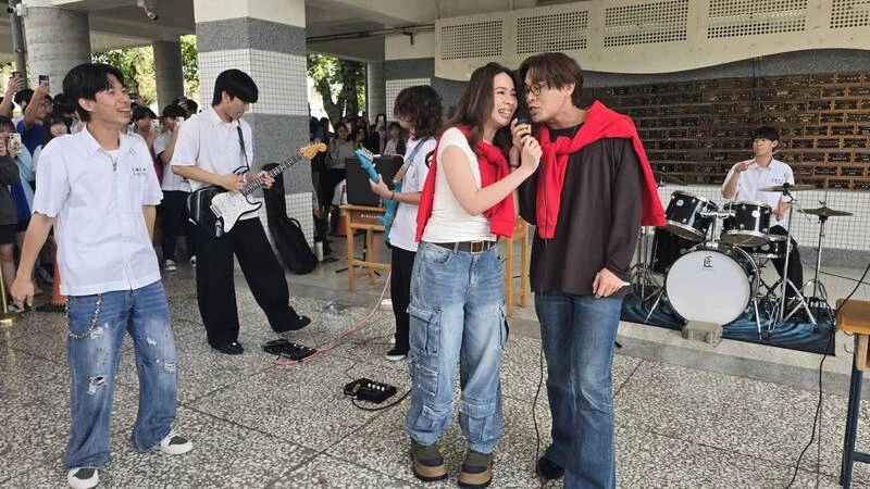 告五人返宜中母校捐樂器　鼓勵學弟妹音樂夢想