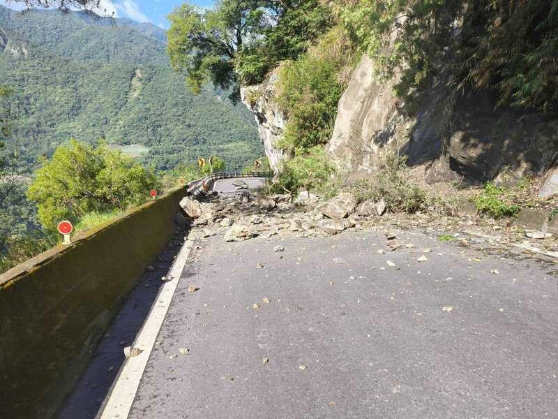 南橫公路邊坡坍方交通中斷 估上午10時搶通