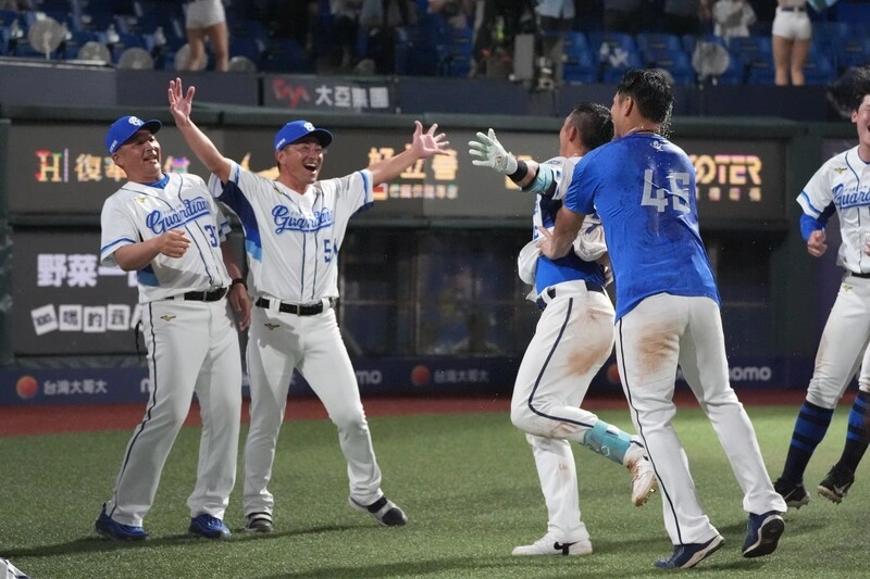 申皓瑋延長賽再見2分砲　悍將球團史500勝達成