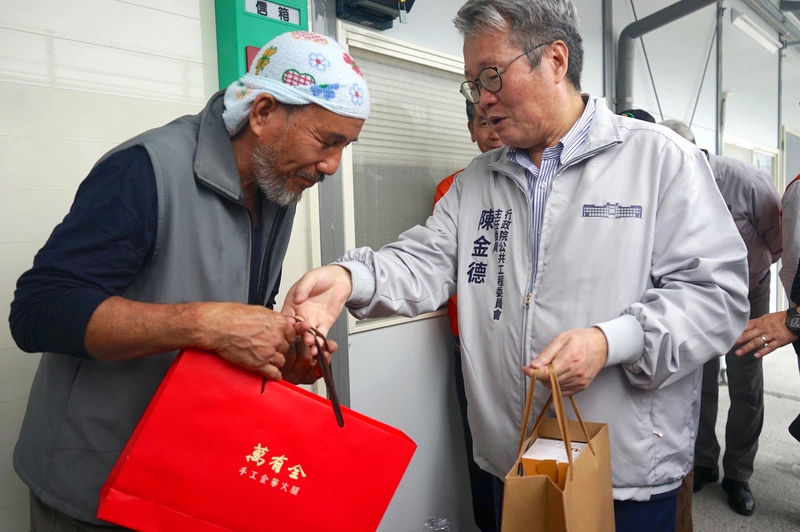 陳金德關懷光復中繼屋入住狀況 加碼報廢車輛補助