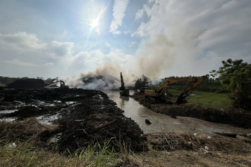 台南烏樹林廢棄物暫置場悶燒　引水降溫
